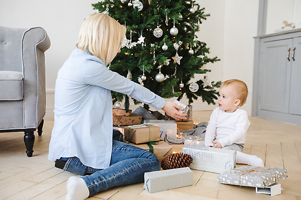 포토 JPG 해외이미지 나무 전통 어린이 크리스마스 겨울 포장 엄마 휴가 새해 주택 함께함 실내 선물 사랑 앉기 이벤트 소년 두명 옆모습 장식 가로 금발 축제 화환 침묵 방 축하 작음 12월 준비 솔방울 걸음마 돌봄 천진난만 파케트 해외포토 식물 헤어스타일 계절 기념일 남자 꽃 감정 뷰포인트 컨셉 가족 모션 사람 내부 건물 소리 날짜 크기 파일형식 이미지허브
