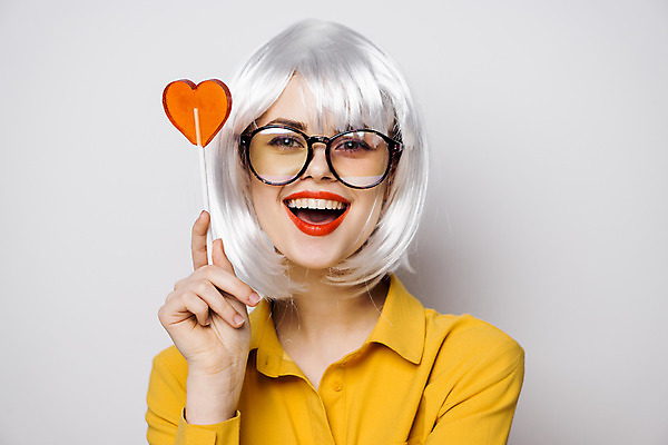 포토 JPG 해외이미지 여자 막대사탕 한명 웃음 들기 상반신 성인 앞모습 기쁨 하트 은색 가발 성인여자한명만 안경낌 힙스터 해외포토 모양 1 패션 감정 안경 뷰포인트 컬러 모션 표정 사탕 사람 여자한명만 성인여자만 파일형식 이미지허브