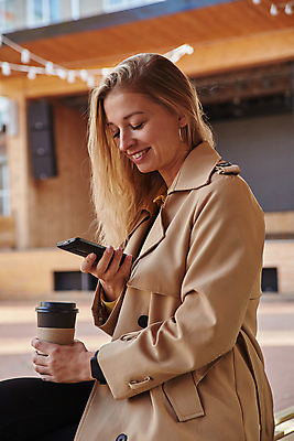 포토 JPG 해외이미지 라이프스타일 옷 여자 커피 인터넷 휴식 거리 한명 앉기 야외 스마트폰 핸드폰 유행 기쁨 코트 타이핑 도시 메시지 우아함 긍정 스타일 해외포토 1 감정 음료 컨셉 모션 사람 생활 전자제품 스마트기기 외투 파일형식 이미지허브