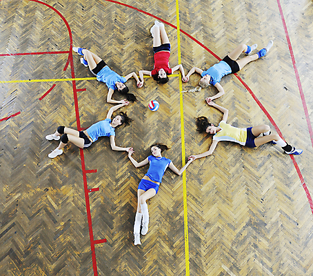 포토 JPG 해외이미지 전신 여자 스포츠 유니폼 청소년 실내 여러명 눕기 손잡기 배구 체육관 배구선수 배구공 십대여자만 해외포토 옷 스포츠용품 다수 공 모션 운동선수 사람 내부 구기 여자만 십대만 파일형식 이미지허브