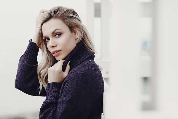 포토 JPG 해외이미지 백인 모델 1 라이프스타일 응시 여자 행복 유럽 얼굴 백그라운드 자연 휴가 갈색머리 건강 한명 사람 성인 뷰티 머리 유행 상점 스파 기쁨 흰색 신선 화려 닫기 피부 내추럴 고립 돌봄 해외포토 서양인 헤어스타일 시선 감정 나라 컬러 컨셉 모션 생활 신체부위 생태계 파일형식 이미지허브