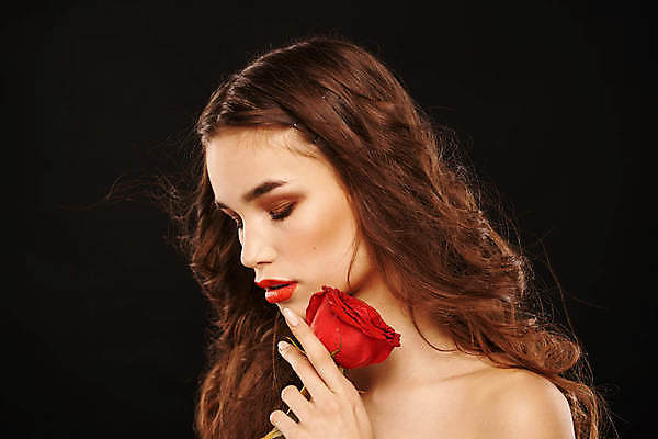 포토 JPG 해외이미지 백인 여자 포즈 한명 들기 상반신 성인 옆모습 화장 뷰티 장미 눈감음 성인여자한명만 해외포토 서양인 1 꽃 뷰포인트 모션 사람 여자한명만 성인여자만 파일형식 이미지허브