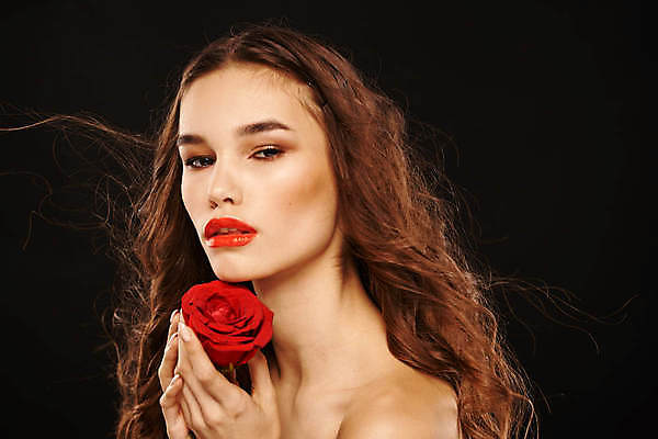 포토 JPG 해외이미지 백인 응시 여자 포즈 한명 들기 상반신 성인 옆모습 화장 뷰티 장미 성인여자한명만 해외포토 서양인 1 시선 꽃 뷰포인트 모션 사람 여자한명만 성인여자만 파일형식 이미지허브