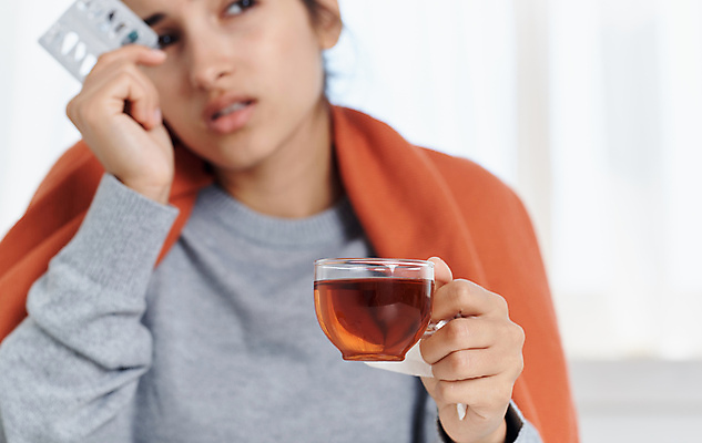 포토 JPG 해외이미지 응시 여자 건강 피곤 한명 들기 상반신 성인 아웃포커스 알약 약 고통 추위 잡기 질병 찻잔 담요 감염 덮기 돌봄 증상 성인여자한명만 해외포토 1 시선 감정 컨셉 의학 모션 잔 촬영기법 사람 여자한명만 성인여자만 파일형식 이미지허브