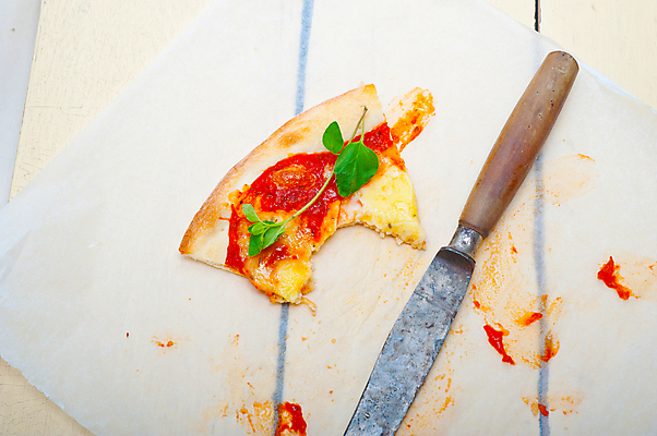 포토 JPG 해외이미지 전통 음식 조각 백그라운드 토마토 채소 부분 탁자 치즈 피자 요리 사람없음 목재 빨간색 초록색 식사 저녁식사 이탈리아 껍질 흰색 시골 신선 뜨거움 맛 정상 굽기 지중해 허브 속도 반죽 바질 점심식사 마르게리타피자 모짜렐라치즈 채식주의자 핸드메이드 맛있는 해외포토 나무 식물 유럽 바다 컬러 가구 컨셉 재료 유제품 패스트푸드 서양음식 구이 채식 파일형식 이미지허브