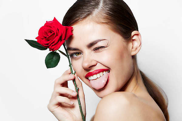 포토 JPG 해외이미지 백인 여자 포즈 윙크 한명 들기 상반신 성인 옆모습 뒷모습 화장 뷰티 장미 메롱 성인여자한명만 해외포토 서양인 1 꽃 뷰포인트 모션 표정 사람 여자한명만 성인여자만 파일형식 이미지허브