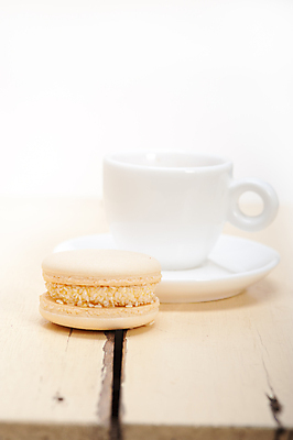 포토 JPG 해외이미지 디저트 실내 사람없음 달콤 흰배경 마카롱 나무탁자 해외포토 음식 백그라운드 탁자 내부 흰색 맛 파일형식 이미지허브