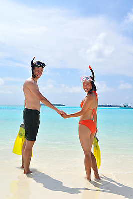 포토 JPG 해외이미지 주간 전신 라이프스타일 커플 여자 남자 수영복 데이트 휴식 사랑 들기 성인 해변 야외 두명 옆모습 뒷모습 여름 손잡기 맑음 뒤돌아보기 오리발 잠수경 성인만 해외포토 자연요소 옷 계절 감정 바다 뷰포인트 컨셉 관계 모션 날씨 사람 생활 물안경 파일형식 이미지허브