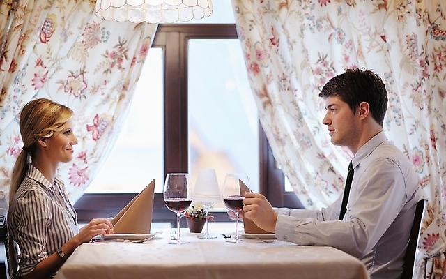 포토 JPG 해외이미지 커플 여자 남자 행복 데이트 탁자 함께함 실내 앉기 손짓 상반신 성인 두명 옆모습 마주보기 레스토랑 와인 식사 연애 성인만 해외포토 감정 뷰포인트 가구 컨셉 관계 모션 주류 사람 내부 식당 파일형식 이미지허브