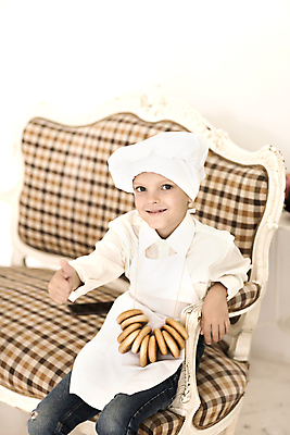 포토 JPG 해외이미지 남자 어린이 목걸이 요리사모자 한명 소년 상반신 옆모습 소파 주방 요리사 앞치마 즐거움 따봉 소년한명만 해외포토 직업 모자_잡화 1 감정 뷰포인트 의자 장신구 사람 최고 남자한명만 소년만 파일형식 이미지허브