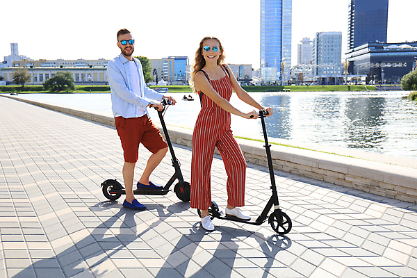 포토 JPG 해외이미지 전신 커플 응시 여자 남자 여행 그림자 빌딩 성인 야외 두명 앞모습 강 선글라스 성인만 전동퀵보드 해외포토 시선 안경 육상교통 뷰포인트 관계 사람 건물 퀵보드 파일형식 이미지허브