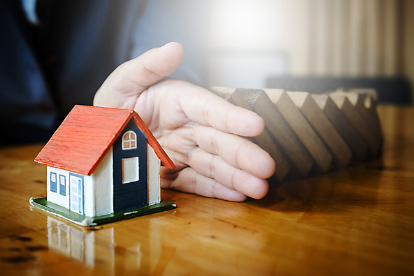 포토 JPG 해외이미지 손 백그라운드 컨셉 비즈니스 가족 성공 미래 주택 사람없음 건물 금융 경제 블록 게임 비즈니스우먼 퍼즐 시장 재산 실패 떨어짐 계획 위험 예방 기회 보안 투자 문제 평가 해결 보험 대출 격파 그만 도미노 돌봄 마감 효과 해외포토 건축물 여자 관계 모션 놀이 안전 신체부위 직장인 좌절 파일형식 이미지허브