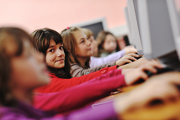 포토 JPG 해외이미지 여자 교육 남자 행복 어린이 의자 교실 학교 수업 함께함 사람 앉기 소년 친구 학습 스터디 컴퓨터 교사 가르침 그룹 책상 어린이만 해외포토 직업 감정 가구 컨셉 관계 모션 전자제품 파일형식 이미지허브