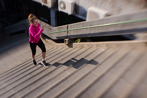 포토 JPG 해외이미지 전신 라이프스타일 여자 아침 건강 한명 성인 야외 옆모습 운동복 달리기 조깅 계단 오르기 유산소운동 러닝 성인여자한명만 해외포토 주간 1 옷 뷰포인트 모션 사람 생활 운동 여자한명만 성인여자만 파일형식 이미지허브