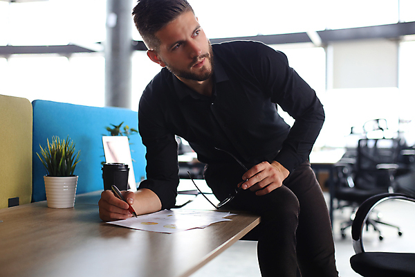 포토 JPG 해외이미지 백인 직업 1 라이프스타일 남자 행복 얼굴 셔츠 생각 비즈니스 사업가 탁자 노동자 직장 실내 한명 미소 사람 앉기 성인 노트북 컴퓨터 사무실 펜 우주 기록 업무 비즈니스맨 자신감 집중 책상 만족 경영자 문서 경영 서류판 심각 혼자 해외포토 서양인 감정 가구 컨셉 상의 회사 모션 표정 내부 생활 신체부위 전자제품 필기구 사무용품 작업 직장인 리더 파일형식 이미지허브