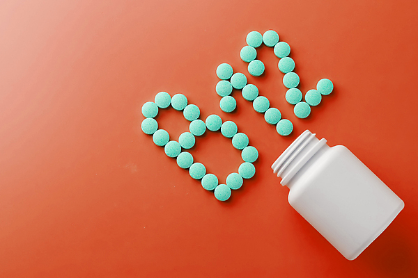 포토 JPG 해외이미지 백그라운드 컨셉 건강 사람없음 치료 알약 약 약병 빨간배경 해외포토 의학 빨간색 병_담는 파일형식 이미지허브