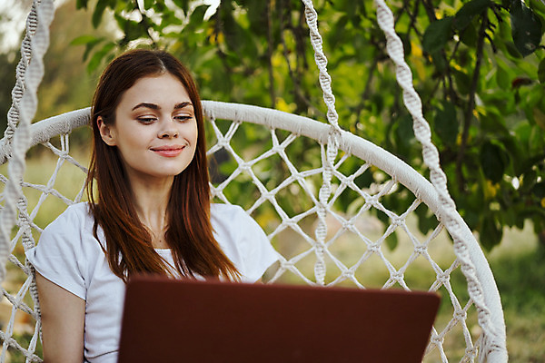 포토 JPG 해외이미지 주간 응시 여자 여유 휴가 휴식 한명 앉기 상반신 성인 야외 앞모습 노트북 해먹 흔들의자 성인여자한명만 해외포토 자연요소 1 시선 감정 뷰포인트 컨셉 의자 모션 사람 전자제품 침대 여자한명만 성인여자만 파일형식 이미지허브