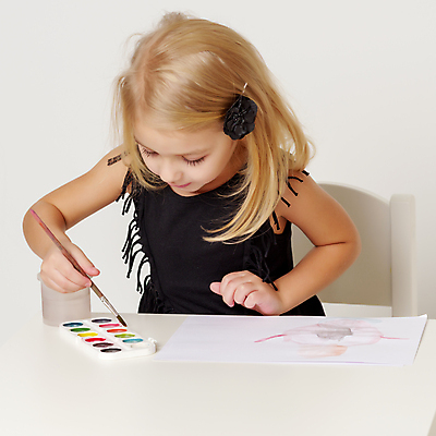 포토 JPG 해외이미지 여자 행복 종이 어린이 미술 한명 들기 상반신 물감 붓 그리기 팔레트 흰배경 그림 소녀한명만 해외포토 1 감정 백그라운드 모션 문화예술 사람 미술도구 흰색 여자한명만 소녀만 파일형식 이미지허브