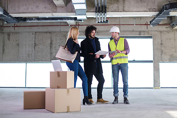 포토 JPG 해외이미지 전신 커플 여자 남자 건축 건설업 설명 들기 성인 앞모습 옆모습 세명 노트북 상자 건설현장 비즈니스맨 엔지니어 안전모 건축가 장바구니 성인만 해외포토 직업 산업 뷰포인트 비즈니스 관계 모션 사람 전자제품 쇼핑 바구니 직장인 기술자 헬멧 안전장비 파일형식 이미지허브