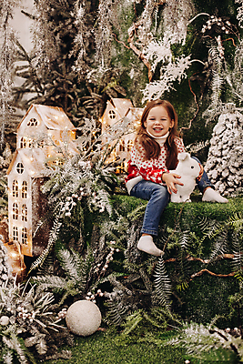 포토 JPG 해외이미지 나무 라이프스타일 디자인 계절 딸 행복 어린이 백그라운드 컨셉 크리스마스 겨울 가족 자연 휴가 새로움 새해 기념 선물 한명 사람 내부 장식 얼음 축제 흰색 눈송이 연도 서리 마법 스타일 해외포토 자연요소 식물 1 기념일 감정 컬러 관계 눈_날씨 생활 생태계 파일형식 이미지허브