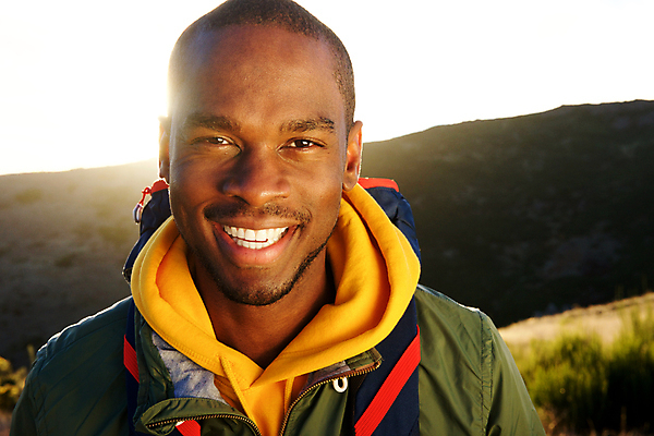 포토 JPG 해외이미지 1 라이프스타일 응시 남자 행복 얼굴 여행 백그라운드 가방 배낭 자국 자연 산 한명 미소 웃음 사람 성인 야외 빛 태양 걷기 우주 일출 맑음 검은색 일몰 하이킹 자유 표현 노려봄 백패커 하이커 해외포토 자연요소 시선 잡화 감정 컬러 컨셉 모션 레저 날씨 표정 생활 신체부위 노을 생태계 파일형식 이미지허브