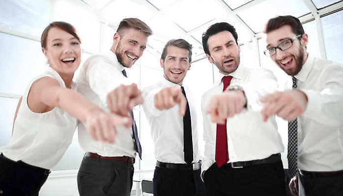 포토 JPG 해외이미지 서양인 여자 남자 협력 미소 정장 여러명 상반신 성인 가리킴 비즈니스맨 비즈니스우먼 동료 성인만 해외포토 외국인 옷 다수 비즈니스 관계 표정 사람 손짓 직장인 파일형식 이미지허브