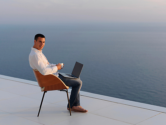 포토 JPG 해외이미지 전신 남자 의자 비즈니스 하늘 휴식 한명 들기 앉기 성인 야외 옆모습 컵 노트북 자유 옥상 성인남자한명만 해외포토 1 식기 뷰포인트 가구 컨셉 모션 사람 전자제품 남자한명만 성인남자만 파일형식 이미지허브