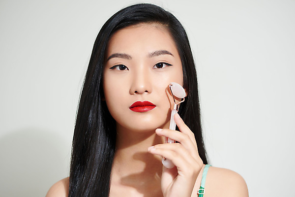 포토 JPG 해외이미지 응시 여자 회색배경 실내 무표정 한명 들기 상반신 성인 앞모습 뷰티 마사지롤러 페이스롤러 성인여자한명만 해외포토 1 시선 감정 뷰포인트 백그라운드 모션 표정 사람 내부 회색 마사지용품 여자한명만 성인여자만 파일형식 이미지허브