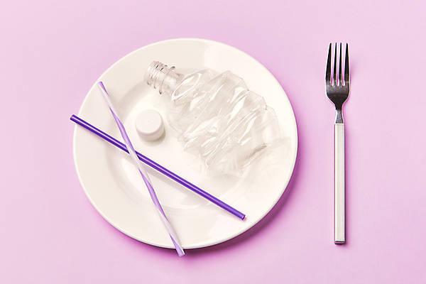 포토 JPG 스튜디오촬영 접시 포크 실내 빨대 사람없음 하이앵글 자연보호 그린캠페인 환경오염 오염 쓰레기 플라스틱 오브젝트 친환경 페트병 에코라이프 플라스틱병 세계환경의날 분홍색배경 국내포토 라이프스타일 식기 캠페인 뷰포인트 분홍색 백그라운드 컨셉 자연 재질 내부 환경 보호 에코 병_담는 파일형식 법정기념일