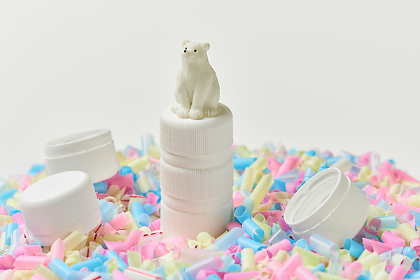 포토 JPG 스튜디오촬영 실내 빨대 사람없음 쌓기 자연보호 그린캠페인 미니어처 뚜껑 환경오염 오염 쓰레기 플라스틱 오브젝트 흰배경 북극곰 에코라이프 생태계파괴 세계환경의날 국내포토 라이프스타일 캠페인 백그라운드 컨셉 곰 모션 자연 재질 내부 모형 흰색 보호 에코 파일형식 법정기념일