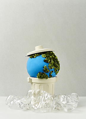 포토 JPG 스튜디오촬영 지구 회색배경 실내 사람없음 자연보호 그린캠페인 쓰레기통 환경오염 오염 쓰레기 플라스틱 오브젝트 담기 페트병 에코라이프 플라스틱병 세계환경의날 국내포토 라이프스타일 캠페인 백그라운드 컨셉 모션 자연 재질 내부 회색 보호 에코 병_담는 파일형식 법정기념일