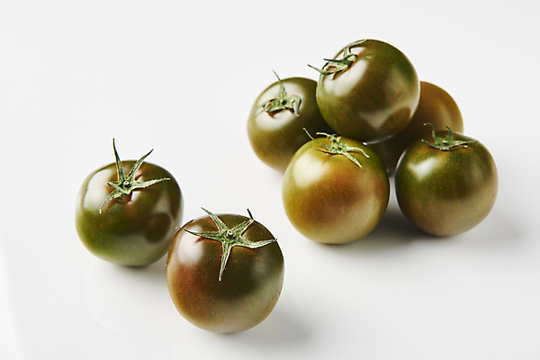 포토 JPG 스튜디오촬영 토마토 실내 사람없음 쌓기 여러개 흰배경 제철음식 제철과일 과채 흑토마토 국내포토 음식 다수 백그라운드 채소 과일 모션 내부 흰색 제철 파일형식