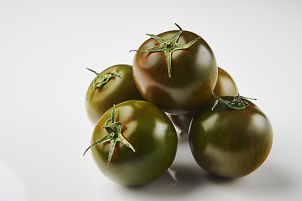 포토 JPG 스튜디오촬영 토마토 실내 사람없음 쌓기 여러개 흰배경 제철음식 제철과일 과채 흑토마토 국내포토 음식 다수 백그라운드 채소 과일 모션 내부 흰색 제철 파일형식