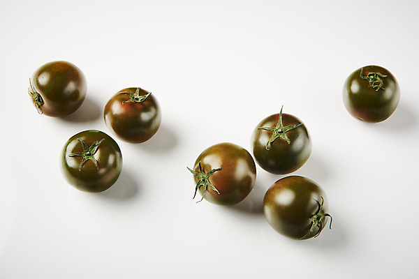 포토 JPG 스튜디오촬영 토마토 실내 사람없음 여러개 흰배경 제철음식 제철과일 과채 흑토마토 국내포토 음식 다수 백그라운드 채소 과일 내부 흰색 제철 파일형식