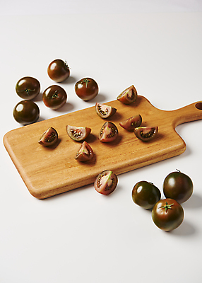 포토 JPG 스튜디오촬영 조각 토마토 단면 실내 사람없음 흰배경 슬라이스 나무도마 나무접시 제철음식 제철과일 과채 흑토마토 국내포토 접시 음식 백그라운드 채소 과일 도마 내부 목재 흰색 제철 파일형식