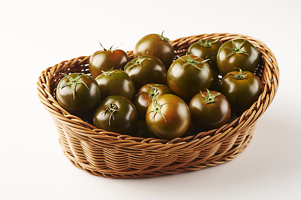 포토 JPG 스튜디오촬영 토마토 실내 사람없음 가득함 흰배경 담기 제철음식 라탄바구니 제철과일 과채 흑토마토 국내포토 음식 백그라운드 채소 과일 모션 내부 바구니 흰색 제철 파일형식