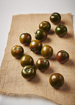 포토 JPG 스튜디오촬영 토마토 실내 사람없음 여러개 삼베 흰배경 제철음식 제철과일 과채 흑토마토 국내포토 음식 다수 백그라운드 채소 과일 내부 흰색 제철 파일형식 천_직물