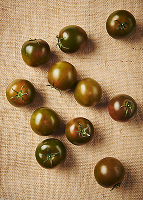 포토 JPG 스튜디오촬영 토마토 실내 사람없음 하이앵글 여러개 삼베 갈색배경 제철음식 제철과일 과채 흑토마토 국내포토 음식 뷰포인트 다수 백그라운드 채소 과일 내부 갈색 제철 파일형식 천_직물