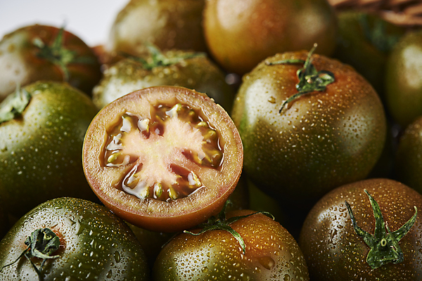 포토 JPG 스튜디오촬영 토마토 단면 실내 근접촬영 사람없음 아웃포커스 여러개 젖음 물방울 가득함 슬라이스 제철음식 제철과일 과채 흑토마토 국내포토 음식 뷰포인트 다수 채소 과일 촬영기법 내부 제철 파일형식