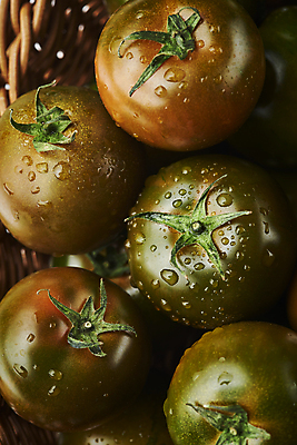포토 JPG 스튜디오촬영 토마토 실내 근접촬영 사람없음 젖음 물방울 가득함 담기 제철음식 라탄바구니 제철과일 과채 흑토마토 국내포토 음식 뷰포인트 채소 과일 모션 내부 바구니 제철 파일형식