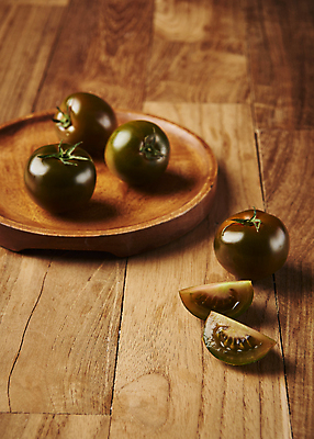 포토 JPG 스튜디오촬영 조각 토마토 단면 실내 사람없음 슬라이스 나무접시 제철음식 나무배경 제철과일 과채 흑토마토 국내포토 접시 음식 백그라운드 채소 과일 내부 제철 파일형식