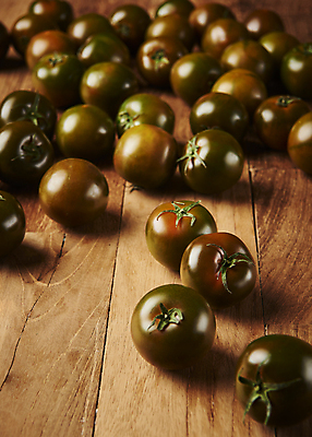 포토 JPG 스튜디오촬영 토마토 실내 사람없음 여러개 제철음식 나무배경 제철과일 과채 흑토마토 국내포토 음식 다수 백그라운드 채소 과일 내부 제철 파일형식