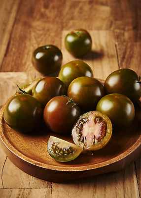 포토 JPG 스튜디오촬영 조각 토마토 단면 실내 사람없음 슬라이스 나무접시 제철음식 나무배경 제철과일 과채 흑토마토 국내포토 접시 음식 백그라운드 채소 과일 내부 제철 파일형식