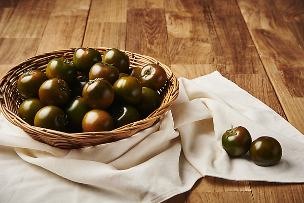 포토 JPG 스튜디오촬영 토마토 실내 사람없음 여러개 천 담기 제철음식 라탄바구니 나무배경 제철과일 과채 흑토마토 국내포토 음식 다수 백그라운드 채소 과일 모션 내부 바구니 직물 제철 파일형식