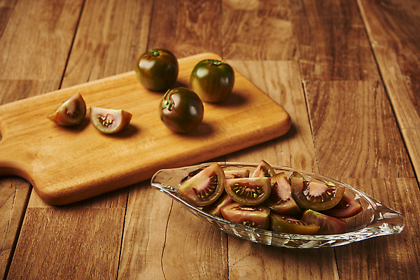 포토 JPG 스튜디오촬영 조각 토마토 단면 실내 사람없음 담기 슬라이스 나무도마 유리접시 제철음식 나무배경 제철과일 과채 흑토마토 국내포토 접시 음식 백그라운드 채소 과일 모션 도마 내부 목재 제철 파일형식