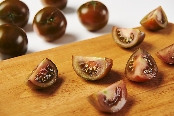 포토 JPG 스튜디오촬영 조각 토마토 단면 실내 근접촬영 사람없음 흰배경 슬라이스 나무도마 제철음식 제철과일 과채 흑토마토 국내포토 음식 뷰포인트 백그라운드 채소 과일 도마 내부 목재 흰색 제철 파일형식