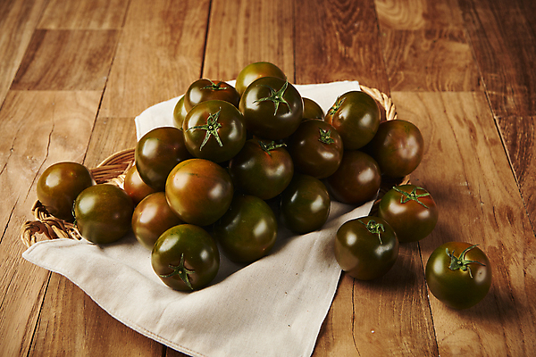 포토 JPG 스튜디오촬영 토마토 실내 사람없음 쌓기 여러개 천 가득함 담기 제철음식 라탄바구니 나무배경 제철과일 과채 흑토마토 국내포토 음식 다수 백그라운드 채소 과일 모션 내부 바구니 직물 제철 파일형식