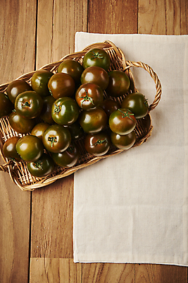 포토 JPG 스튜디오촬영 토마토 실내 사람없음 쌓기 여러개 천 가득함 담기 제철음식 라탄바구니 나무배경 제철과일 과채 흑토마토 국내포토 음식 다수 백그라운드 채소 과일 모션 내부 바구니 직물 제철 파일형식