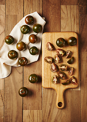 포토 JPG 스튜디오촬영 조각 토마토 단면 실내 사람없음 하이앵글 천 슬라이스 나무도마 제철음식 나무배경 제철과일 과채 흑토마토 국내포토 음식 뷰포인트 백그라운드 채소 과일 도마 내부 목재 직물 제철 파일형식