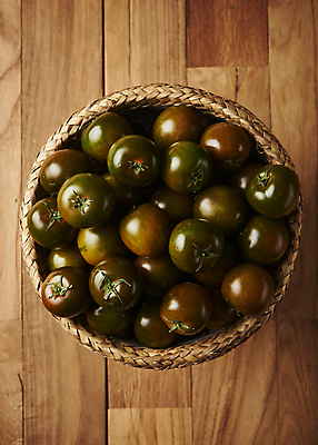 포토 JPG 스튜디오촬영 토마토 실내 사람없음 하이앵글 바구니 여러개 가득함 담기 제철음식 나무배경 제철과일 과채 흑토마토 국내포토 음식 뷰포인트 다수 백그라운드 채소 과일 모션 내부 제철 파일형식